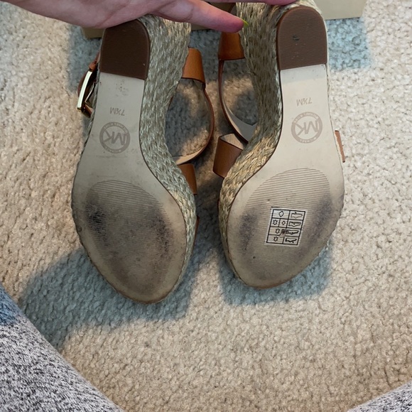 Michale Kors size 7.5 tan wedges - Picture 4 of 4